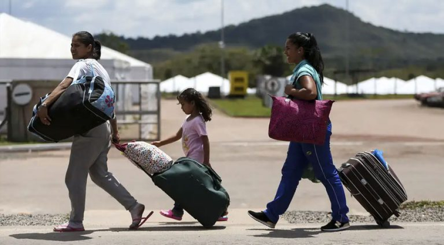 Número de imigrantes no Brasil volta a crescer pela primeira vez desde 1960, mostra Censo 2022