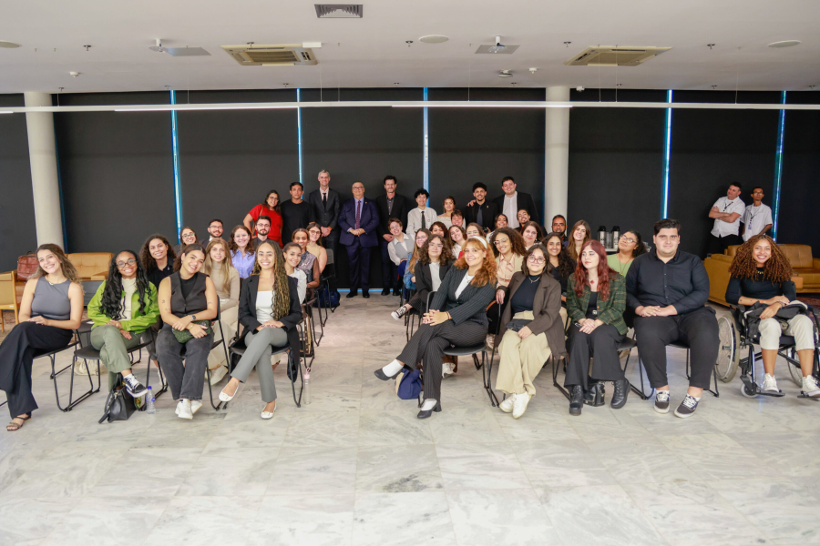 Ministro Flávio Dino recebe estudantes de Limeira no STF 
